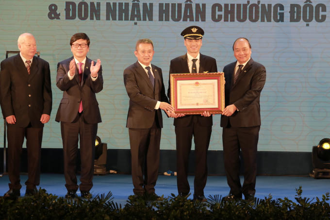 tướng Chính phủ Nguyễn Xuân Phúc.    Ảnh 2: Thay mặt lãnh đạo Đảng và Nhà nước, Thủ tướng Chính phủ Nguyễn Xuân Phúc đã trao Huân chương Độc lập hạng Nhì cho Đoàn Bay 919.