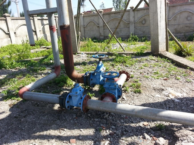 Máy móc phơi mữa phơi nắng, bị tàn phá theo tháng ngày.