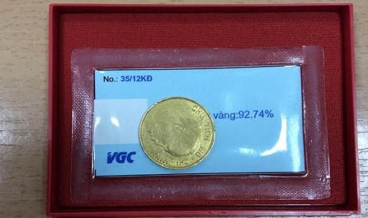 Đồng tiền Việt vàng Bác Hồ tặng ông Vũ Đình Hòe.