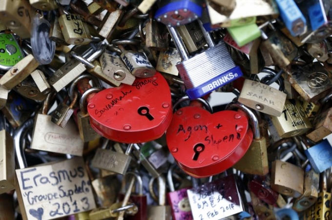 Hàng nghìn chiếc khóa tình yêu được du khách gắn lên những cây cầu khi tới thăm Paris. (Ảnh: Reuters)