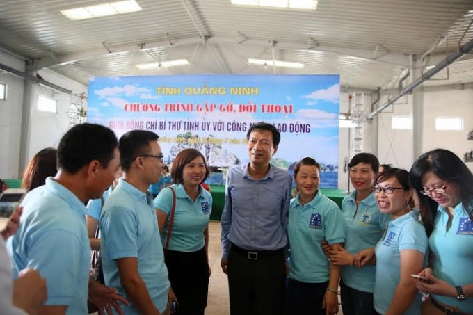 Bí thư Tỉnh ủy Quảng Ninh Nguyễn Văn Đọc trò chuyện với công nhân trong buổi gặp mặt.