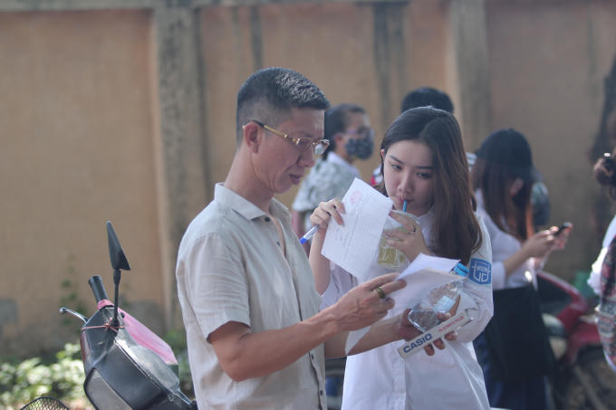 Thí sinh Nguyễn Lan Hương chia sẻ về đề thi với người thân.