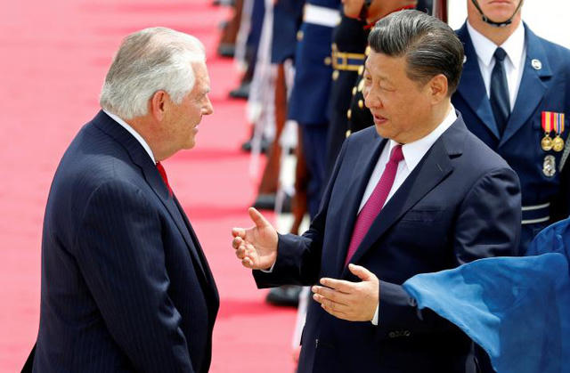 Chủ tịch Trung Quốc Tập Cận Bình (phải) và Ngoại trưởng Mỹ Rex Tillerson. (Ảnh: Reuters)