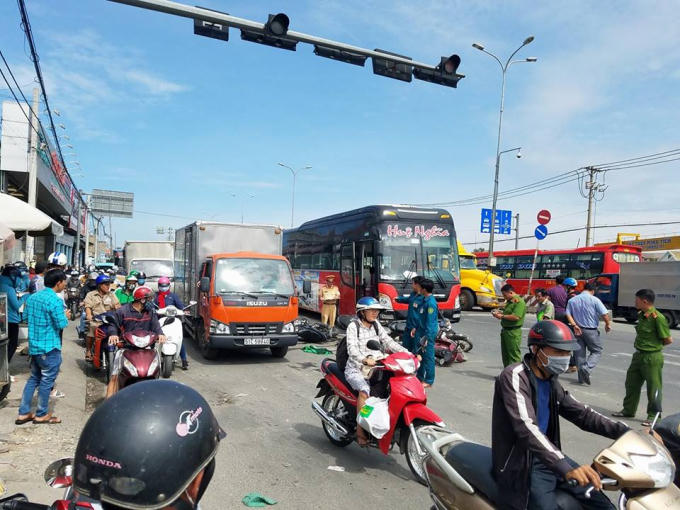 Giao thông lộn xộn trên quốc lộ 1.