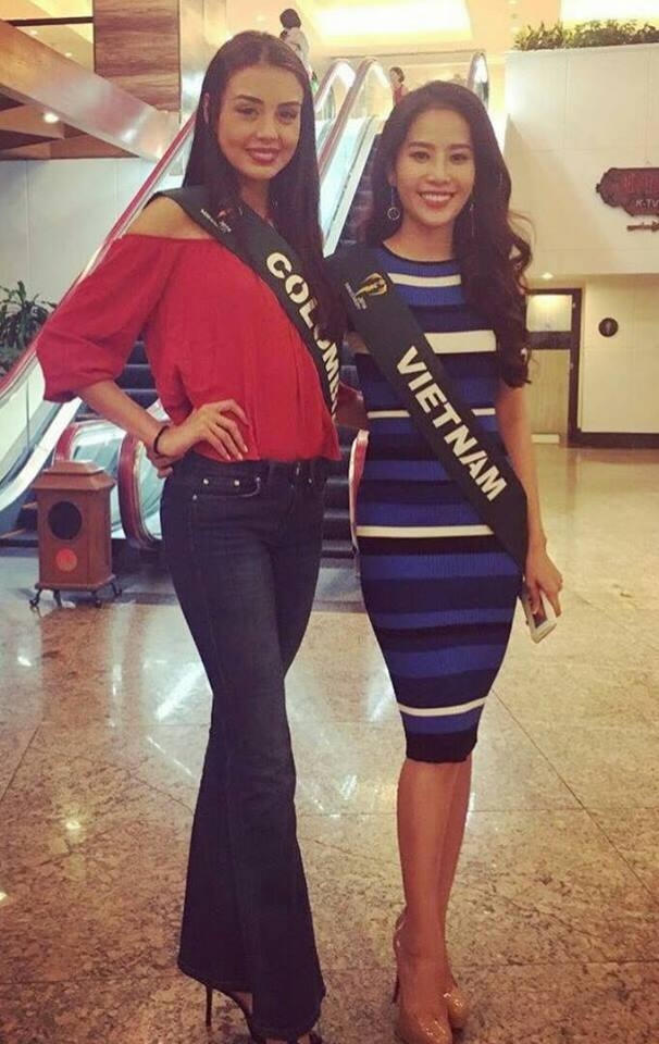 Người đẹp Nam Em rạng rỡ bên đại diện nhan sắc Colombia.