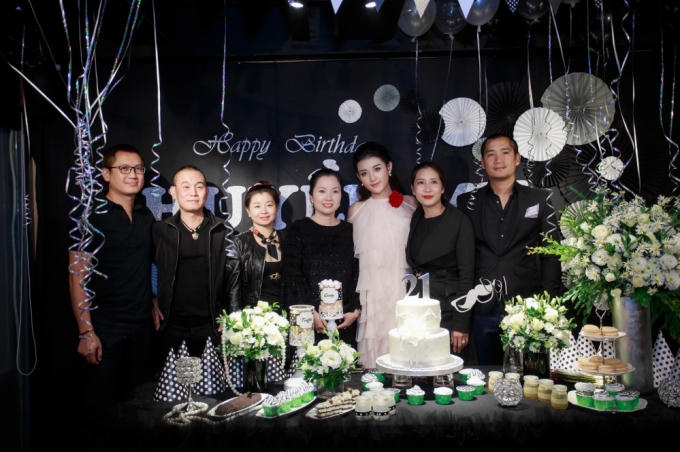 Á hậu Huyền My hạnh phúc đón tuổi mới bên bố mẹ