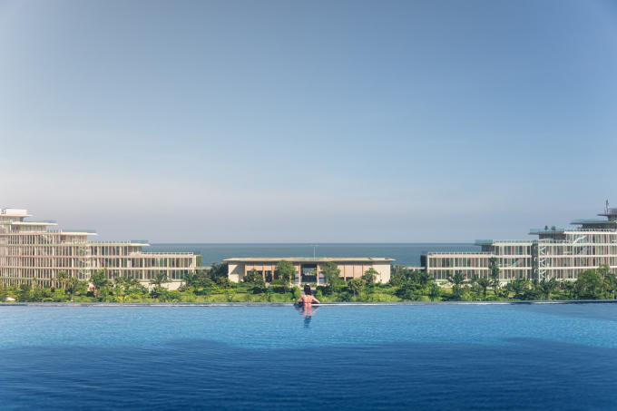 Cũng nằm trong khu FLC Luxury Resort Samson, bể bơi với thiết kế tuyệt đẹp này dành riêng cho khách sử dụng dịch vụ tại Maia Spa. Ngâm mình trong làn nước nóng và trải nghiệm những giải pháp trị liệu độc đáo, bạn sẽ thấy mọi sự căng thẳng đều biến mất, nhường chỗ cho cảm giác thư giãn tuyệt vời.