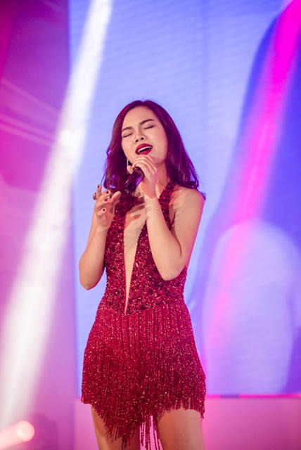 Tuy nhiên, Giang Hồng Ngọc là nữ ca sĩ luôn đặt mình trong những thử thách nghề nghiệp bởi đam mê bất tận của cô với sân khấu, âm nhạc, cô đang ấp ủ một dự án album mới với hình ảnh hoàn toàn khác lạ như công chúng vẫn thấy.
