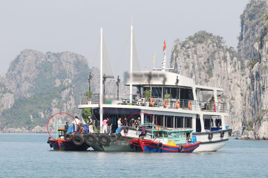 Quảng Ninh kiên quyết “nói không” với tình trạng đeo bám, buộc tàu bán hàng rong, góp phần xây dựng vịnh Hạ Long văn minh, an toàn và thân thiện.