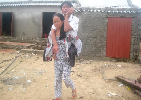 Người vợ âm thầm cùng chồng đi xây dựng lại sự nghiệp mỗi ngày.