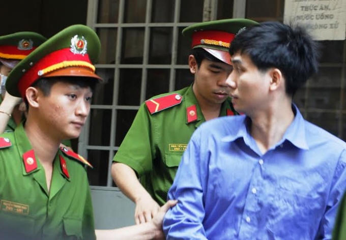 Phong bị dẫn giải sau phi&ecirc;n t&ograve;a.