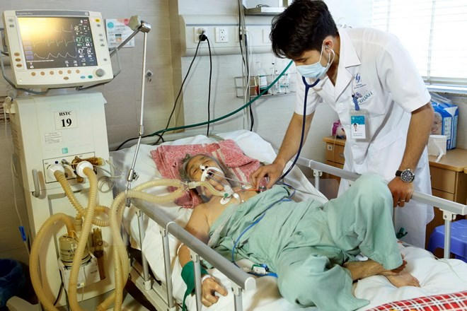 Bệnh nhân đến cấp cứu do tác động động của nắng nóng tăng đáng kể tại Bệnh viện Lão khoa Trung ương (Bộ Y tế). Ảnh: Dương Ngọc/TTXVN