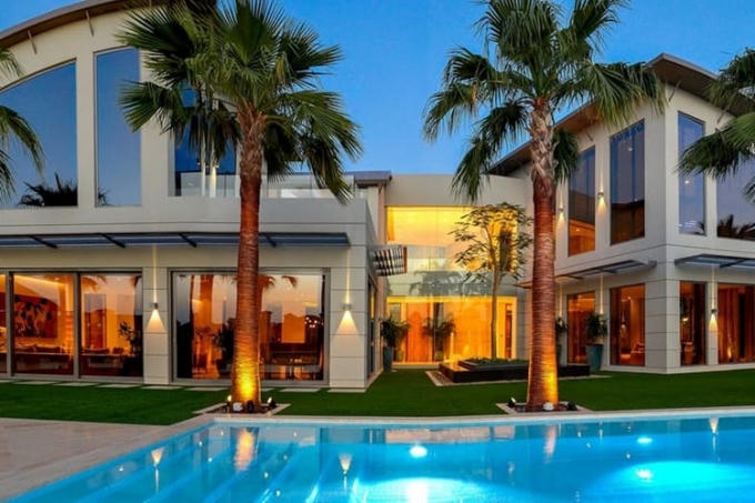 6. Biệt thự Palm Jumeirah 6 ph&ograve;ng ngủ, gi&aacute; 20,4 triệu USD.&nbsp;Biệt thự xa hoa&nbsp;n&agrave;y c&oacute; ban c&ocirc;ng lớn v&agrave; s&acirc;n thượng với tầm nh&igrave;n tuyệt đẹp ra biển. Đặc biệt, n&oacute; sử dụng c&ocirc;ng nghệ nh&agrave; th&ocirc;ng minh gi&uacute;p gia chủ c&oacute; thể điều khiển rất cả mọi thứ trong nh&agrave; bằng điện thoại di động.