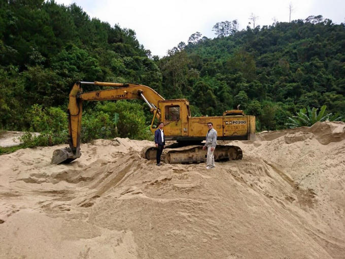 Ông Võ Thanh Hải - Phó Giám đốc Sở TN&amp;MT kiểm tra mỏ cát “khủng”.