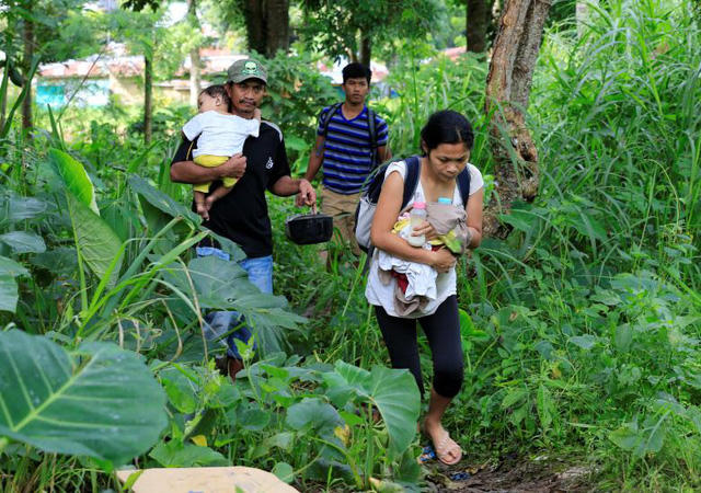 Người dân Marawi mang theo tư trang cá nhân sơ tán tới nơi an toàn. Thành phố Marawi có khoảng 200.000 dân, trong đó đa số theo đạo Hồi.