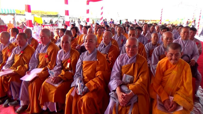Các tăng ni tham dự buổi lễ.