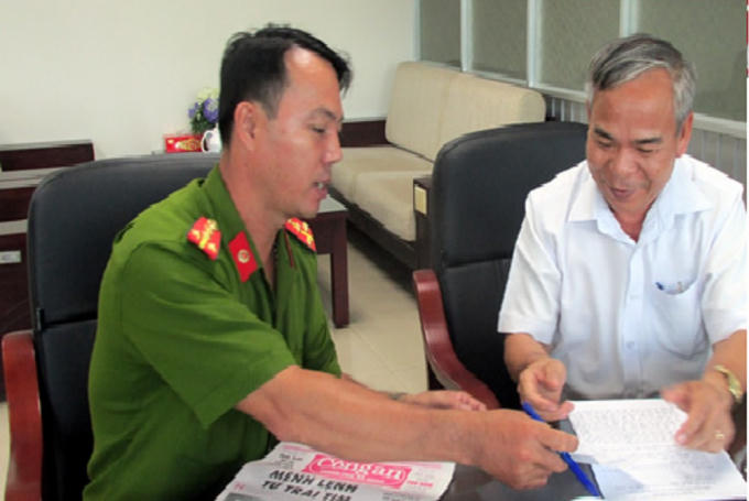 Cảnh sát làm việc với phía ngân hàng phong tỏa số tiền, không cho kẻ gian chiếm đoạt.  Ảnh: Công an TP.Đà Nẵng.