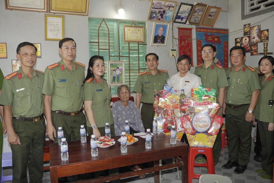 Đại tá Lê Tấn Vinh – Phó Bí thư Đảng ủy, Phó Giám đốc Công an tỉnh Cà Mau cùng Đoàn công tác thăm, chúc Tết Mẹ Việt Nam Anh hùng Dương Thị Thanh.