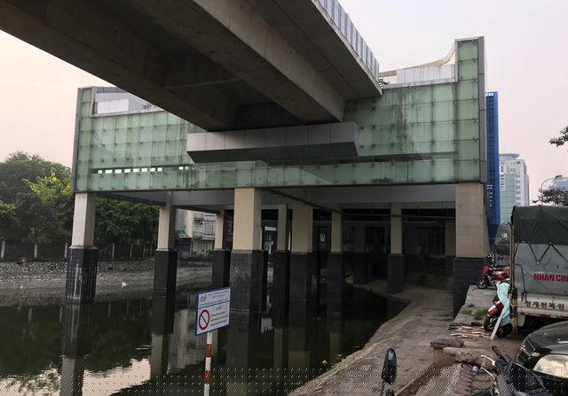 Nay đã bước sang tháng thứ 8 từ thời điểm chạy thử nghiệm, toàn tuyến đường sắt vẫn im lìm. Trong ảnh là nhà ga Cát Linh - điểm đầu của tuyến đường sắt, thiết kế có một phần nằm trên mặt nước hồ.