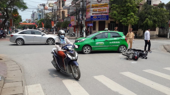 Rất may vụ tai nạn xảy ra vào buổi trưa nên ít phương tiện qua lại nên không gây ách tắc giao thông và không có thiệt hại về người. ( Ảnh: Đình Ban).