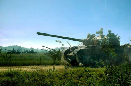 Theo tiêu chuẩn những năm 1950, T-54 là “cỗ xe tăng tuyệt vời với hỏa lực chết người, giáp bảo vệ tuyệt vời và độ tin cậy tốt". Bên cạnh đó, nó có kích thước nhỏ và nhẹ hơn so với xe tăng NATO cùng thời như M48 Patton và Centurion. Pháo tăng D-10T 100mm cũng mạnh mẽ uy lực hơn so với pháo của phương Tây. Nguồn ảnh: BTL Binh chủng TTG