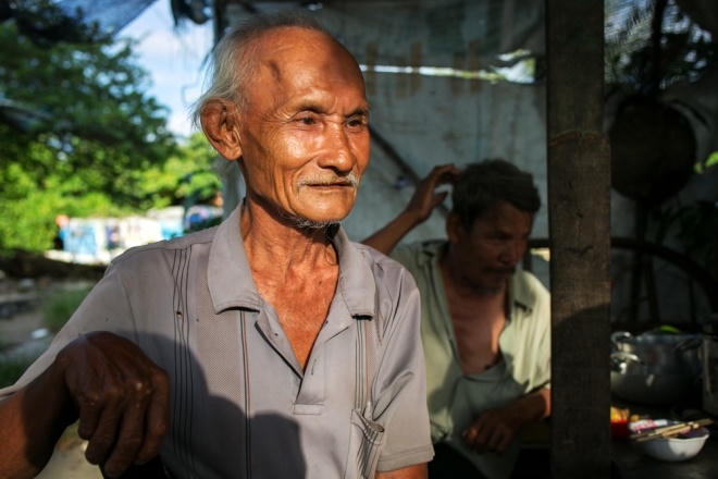 Ông Nguyễn Văn Thành (70 tuổi), người làm công quả cho một ngôi chùa ở quận 4, cho biết sống trong cảnh tạm bợ ở cù lao Nguyễn Kiệu đã hơn 10 năm. "Ở đây, không khí ô nhiễm, nhà cửa xuống cấp nên ai cũng muốn chuyển đi nơi khác", cụ Thành nói.