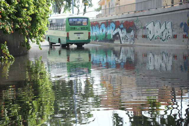 Chiếc xe buýt bị chết máy khi di chuyển qua hầm chui dưới dạ cầu Khánh Hội