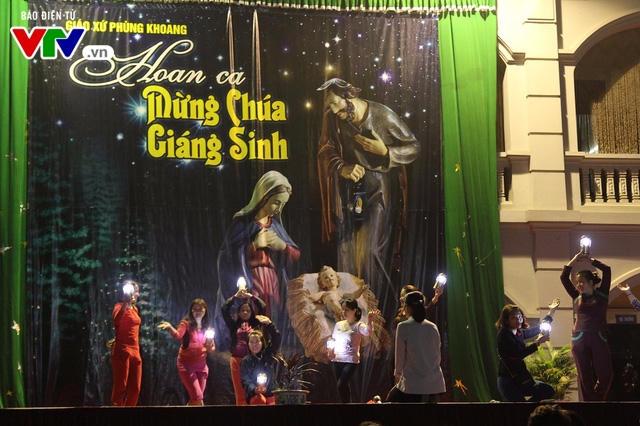 Các giáo dân đang luyện tập tiết mục văn nghệ cho đêm thánh diễn ra vào ngày 24/12
