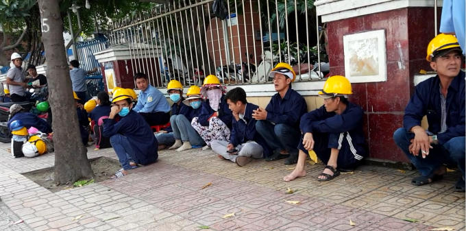 Bảo vệ và công nhân Coteccons vẫn ngày đêm túc trực bên ngoài dự án