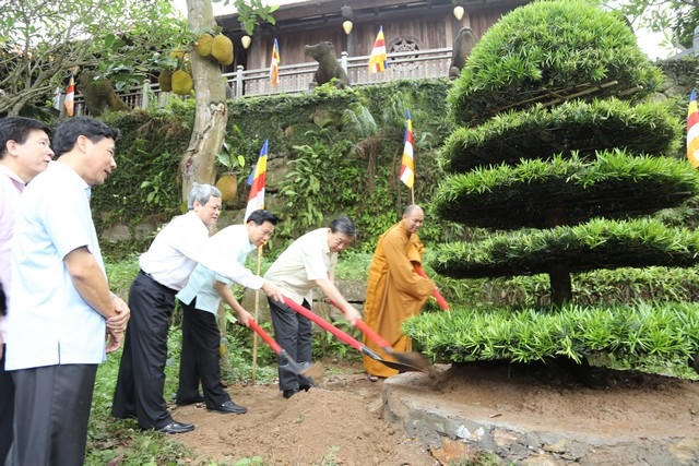 Thượng Tướng Tô Lâm cùng các vị lãnh đạo cấp cao và sư thầy trồng cây lưu niệm tại chùa Phật Tích.