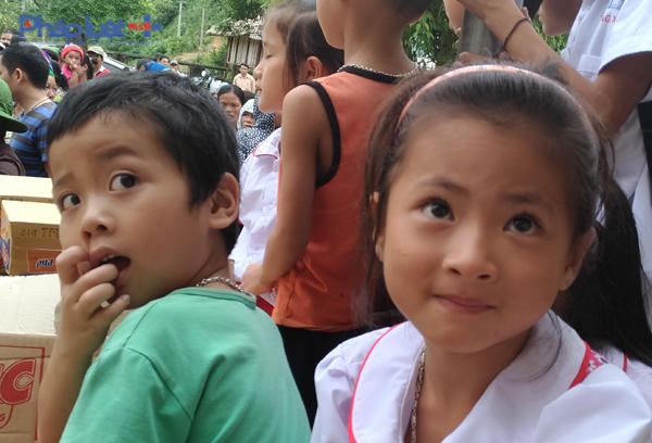 Những ánh mắt trẻ thơ ngây, hồn nhiên trước niềm vui hiếm hoi của bản làng sau những ngày bão lũ ảm đạm. (Ảnh: Anh Thắng)
