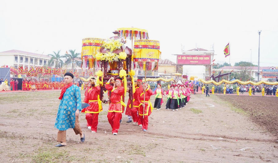 Nghi thức kiệu thành hoàng, kiệu Tổ nghề trống, rước linh vị vua Lê Đại Hành tại phần lễ Tịch điền. (Ảnh: ninhbinh.gov.vn)
