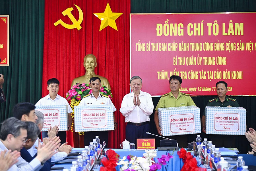 Tổng Bí thư Tô Lâm trao quà cho các lực lượng đang làm nhiệm vụ trên cụm đảo Hòn Khoai, tỉnh Cà Mau (Ảnh: VĐ).