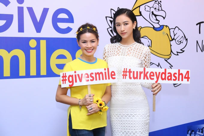 &ldquo;Chị em&rdquo; H&agrave; Thu - Nam Em diện v&aacute;y đối lập khoe nhan sắc y&ecirc;u kiều
