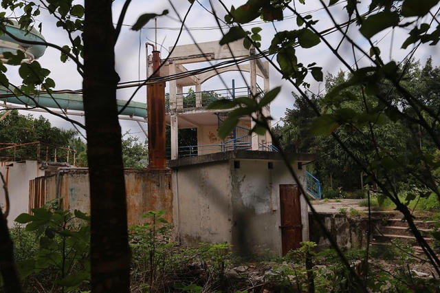 Một góc hoang phế bên trong công viên nước nổi tiếng một thời.