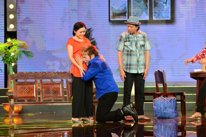 Con g&aacute;i Kim Tử Long bị chồng đ&aacute;nh t&iacute;m t&aacute;i mặt m&agrave;y tr&ecirc;n s&acirc;n khấu