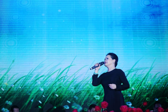 Kh&aacute;nh Ly hết m&igrave;nh trong