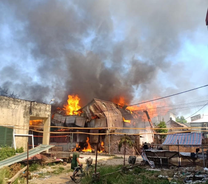 Hiện trường đám cháy xảy ra tại xưởng chế biến gỗ trên địa bàn huyện Hoài Đức (Ảnh: CTV)