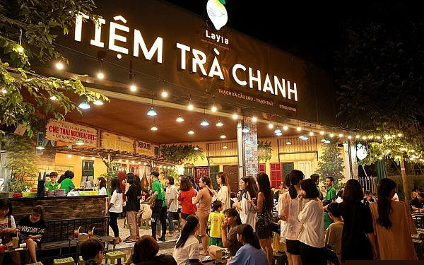 Khách xếp hàng mua đồ tại một tiệm trà chanh.