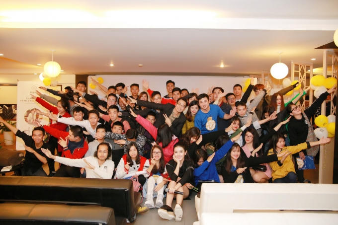 Á hậu Huyền My thổ lộ rất muốn lấy chồng trong buổi họp fans