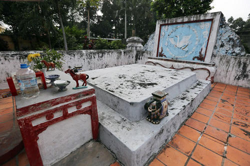 Mộ chính của ông ở Bình Định. Vì không đưa được thi thể của Võ Tánh về Gia Định mai tang nên chúa Nguyễn Ánh đã tổ chức an tang ông tại Phú Nhuận dưới hình thức “mộ gió”. Phần mộ có hình chữ nhật.. Phía sau mộ là binh phong vẽ hình hạc, ngụ ý võ tướng công cưỡi hạc về trời.