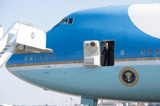 Trưa 5/11 (theo giờ địa phương), máy bay Air Force One chở tổng thống Mỹ đã hạ cánh xuống căn cứ không quân Yokota tại thủ đô Tokyo của Nhật Bản.