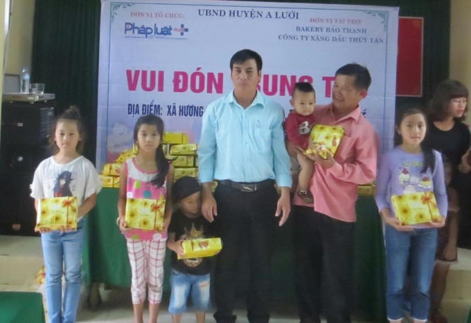 Đại diện xã Hương Phong trao quà cho các cháu "Vui đón Trung thu".