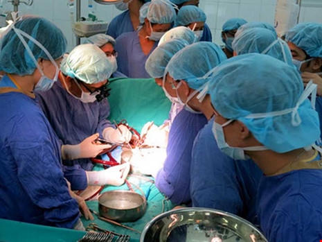 Một ca phẫu thuật ghép tạng từ người hiến tạng tại BV Trung ương Huế. Ảnh: BÙI OANH