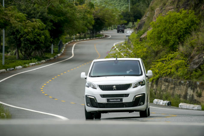 Mẫu xe Peugoet Traveller Luxury do Peugoet chuyển giao công nghệ cho THACO