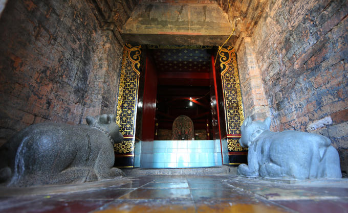 Trong ngôi tháp Chính thờ vua Po Klong Garai (1151 - 1205) với biểu tượng Mukha - Linga. Ngài là người có công trạng to lớn trong việc xây dựng hệ thống dẫn thủy nhập điền phục vụ nô