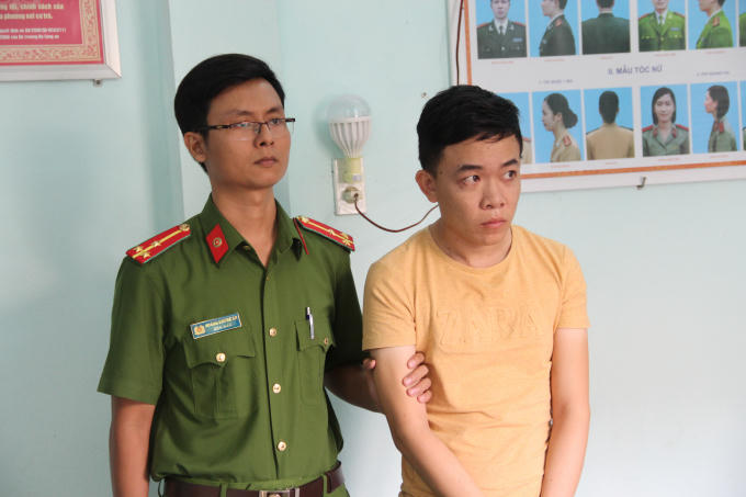 Đối tượng Thịnh (áo cam) tại trụ sở cơ quan điều tra.