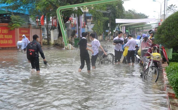 Nhiều xe máy và xe đạp bị "thất thủ" trên tuyến đường Hùng Vương trước trụ sở quân đội.