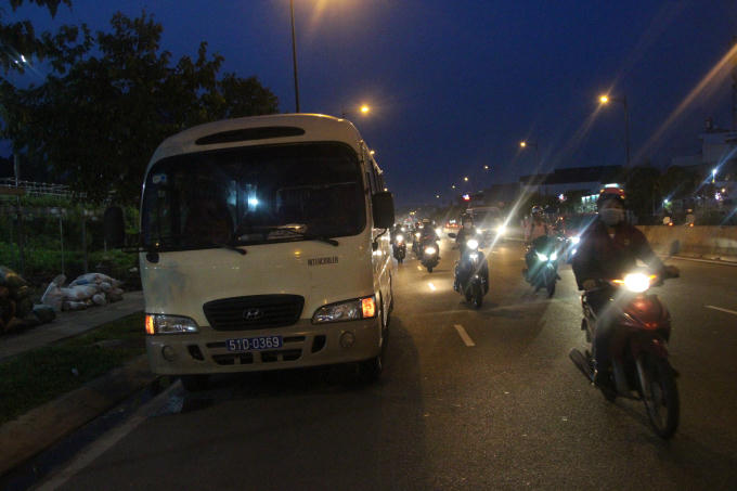 Chiếc ô tô biển xanh chạy thêm một đoạn thì dừng lại.