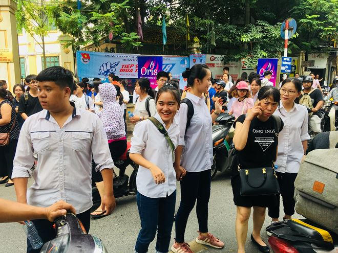 Không nhiều gương mặt vui vẻ khi rời phòng thi môn Văn.